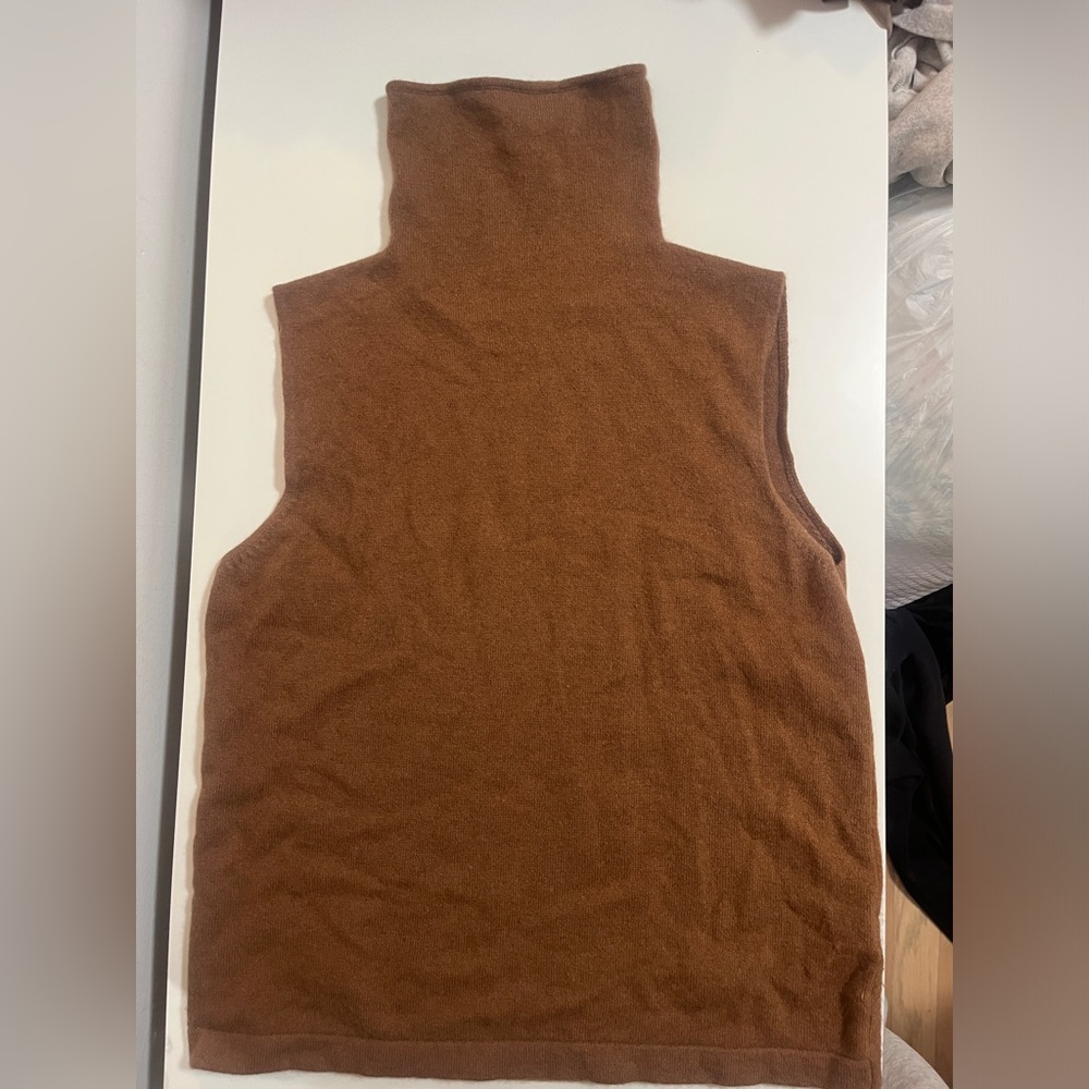 Turtle neck sleeveless cashmere sweater